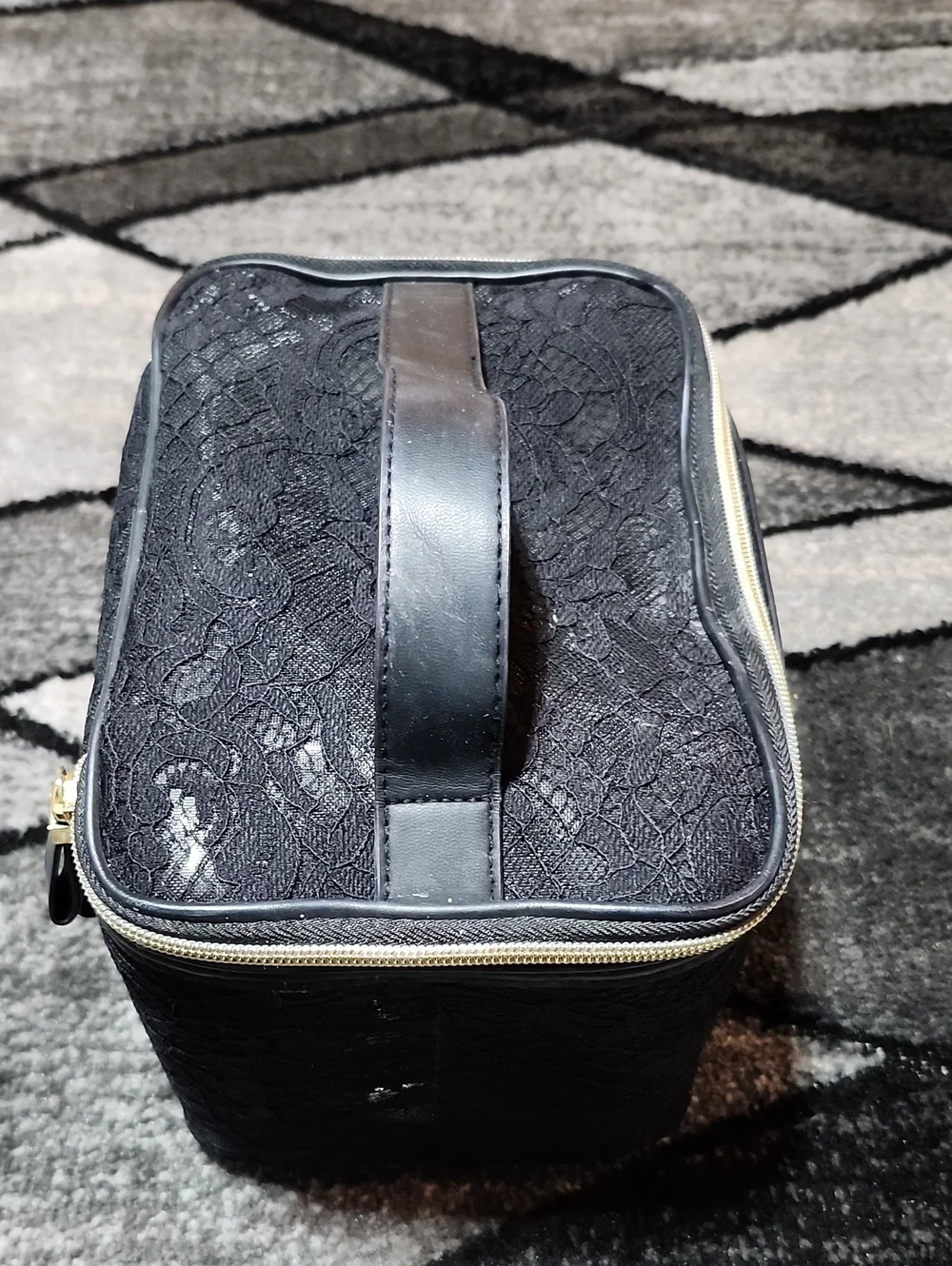 VICTORIA SECRET 2016 BLACK LACE OVERLAY GOLD EMBOSSED BOW TRAVEL TRAIN CASE